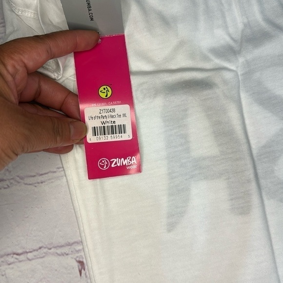 ZUMBA FITNESS women’s shapely V-Neck Tee in White “Join The Party” XXLarge NWT - Picture 8 of 10